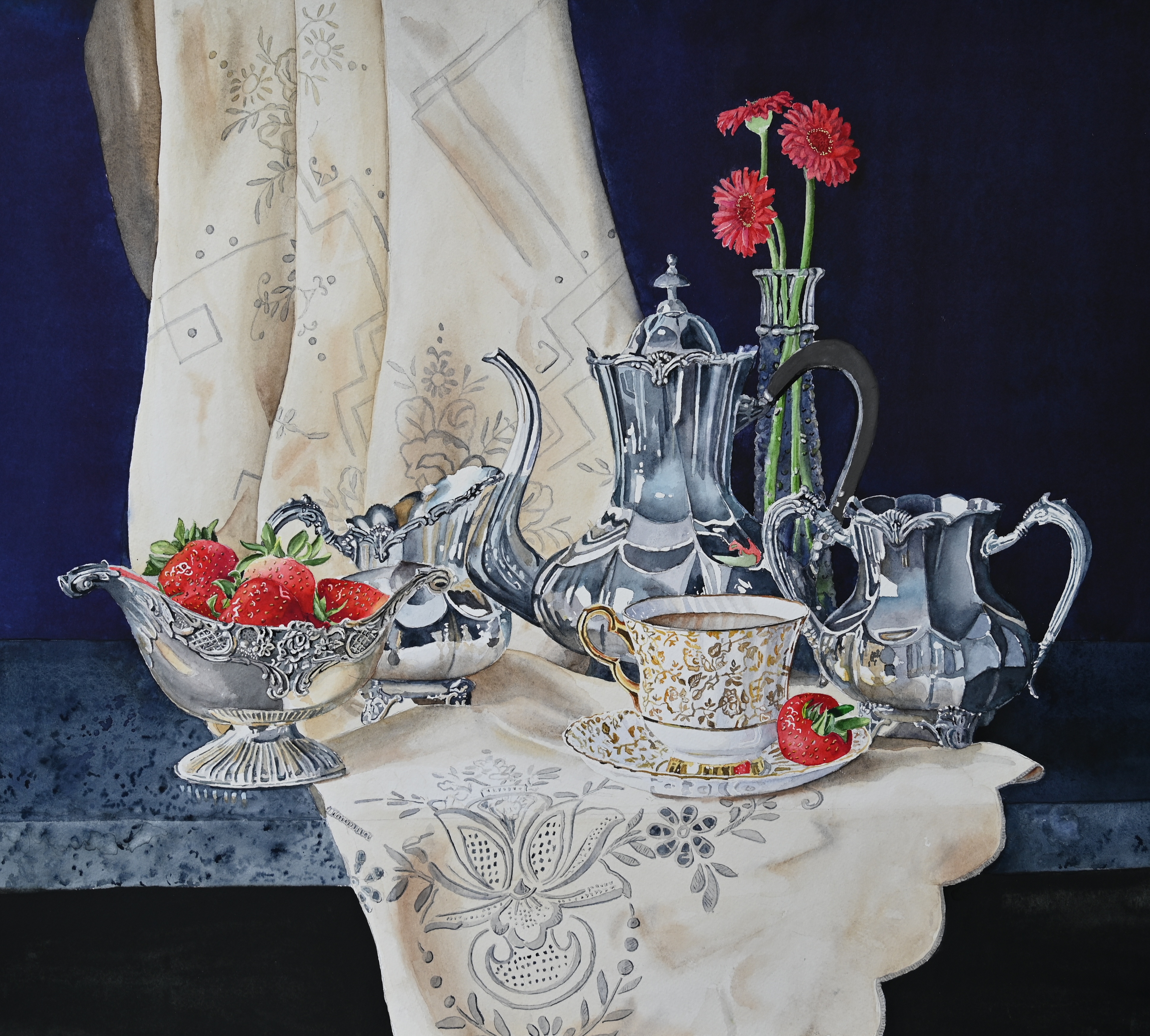 service de thé avec une saucière remplie de fraises et un vase contenant des fleurs rouges, sur et devant une nappe blanche